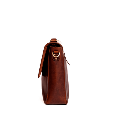 Wyoming Jack Frontier leather messenger bag for professionals, featuring a classic design with adjustable shoulder strap and front flap.