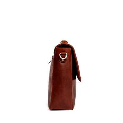 Wyoming Jack Frontier leather messenger bag for professionals, with adjustable shoulder strap and front flap design.